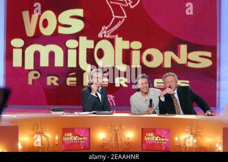 Der französische TV-Moderator Laurent Ruquier, Philippe Candeloro und Nelson Monfort während der Aufnahme der TV-Show "Vos Imitations preferees" in Paris, Frankreich, am 18. Dezember 2005. Die Sendung wird am 26. Dezember 2005 auf dem France 2 Channel ausgestrahlt. Foto von Jean-Jacques Datchary/ABACAPRESS. Stockfoto