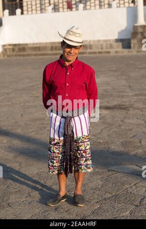 Santiago Atitlan, Lake Atitlan, Guatemala Porträt eines indigenen Mannes auf dem stadtplatz Stockfoto
