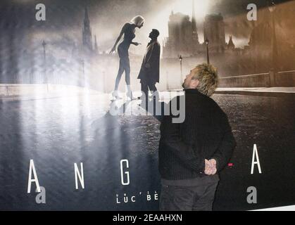 Der französische Regisseur Luc Besson posiert vor dem Plakat seines jüngsten Films Angel-A' mit Jamel Debbouze und Rie Rasmussen bei der Premiere des Films am 20. Dezember 2005 im Gaumont Marignan Theater in Paris, Frankreich. Foto von Bruno Klein/ABACAPRESS.COM Stockfoto