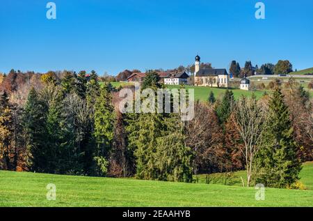 Deutschland, Bayern, Oberbayern, Oberland, Irschenberg, Bezirk Wildling mit der Wallfahrtskirche St. Marinus und Anian, Blick auf Oberlohe Stockfoto