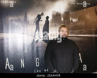 Der französische Regisseur Luc Besson posiert vor dem Plakat seines jüngsten Films Angel-A' mit Jamel Debbouze und Rie Rasmussen bei der Premiere des Films am 20. Dezember 2005 im Gaumont Marignan Theater in Paris, Frankreich. Foto von Bruno Klein/ABACAPRESS.COM Stockfoto