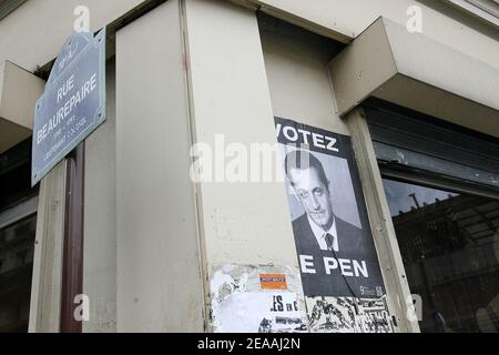 Schwarz-Weiß-Bilder des französischen Innenministers Nicolas Sarkozy mit den Worten "Vote Le Pen" sind seit dem Wochenende an den Wänden rund um Paris entstanden, dort stecken Aktivisten der AIDS-Aktivistengruppe Act-up und eine andere Gruppe, die für illegale Einwanderer wirbt, um Aufenthaltspapiere zu erhalten. Die Gruppe wirft Sarkozy vor, viele von Jean-Marie Le Pens Anti-Immigrations- und Polizeipolitik gestohlen zu haben, um eine Wählerbasis für seine Bewerbung von 2007 zu schaffen. Foto von Mehdi Taamallah/ABACAPRESS.COM Stockfoto