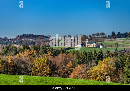 Deutschland, Bayern, Oberbayern, Oberland, Irschenberg, Bezirk Wildling mit der Wallfahrtskirche St. Marinus und Anian, Blick vom Eckersberg Stockfoto