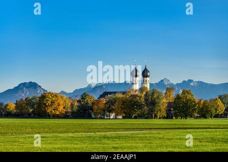 Deutschland, Bayern, Oberbayern, Bezirk Rosenheim, Markt Bruckmühl, Bezirk Weihenlinden, Wallfahrtskirche zur Heiligen Dreifaltigkeit gegen das Kaisergebirge Stockfoto