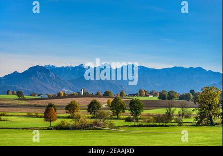 Deutschland, Bayern, Oberbayern, Kreis Rosenheim, Tuntenhausen, Kreis Fischbach, Blick über das Glonnertal nach Ellmosen Richtung Heuberg, Kranzhorn und Kaisergebirge Stockfoto
