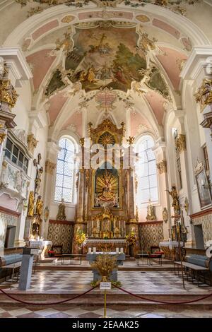 Deutschland, Bayern, Oberbayern, Bezirk Rosenheim, Bad Aibling, Pfarrkirche Mariä Himmelfahrt, Chor mit Deckenfresken Stockfoto