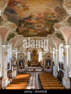 Deutschland, Bayern, Oberbayern, Bezirk Rosenheim, Bad Aibling, Stadtpfarrkirche Mariä Himmelfahrt, Innenraum mit Deckenfresken Stockfoto