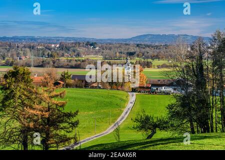 Deutschland, Bayern, Oberbayern, Bezirk Rosenheim, Bad Aibling, Bezirk Berbling, Stadtansicht mit Heiliger Kreuz Kirche Stockfoto