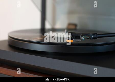 Detailansicht der Plattenspieler-Stylus-Nadel auf Vinyl lp Stockfoto