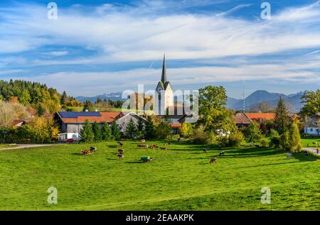 Deutschland, Bayern, Oberbayern, Tölzer Land, Dietramszell, Kreis Peretshofen mit der Zweigkirche der Geburt Mariens gegen den Mangfall Stockfoto