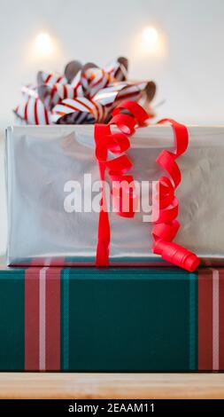 Weihnachten, Geschenke mit einer Schleife vor einem Vorhang aus Lichtern, Weihnachtsstimmung Stockfoto