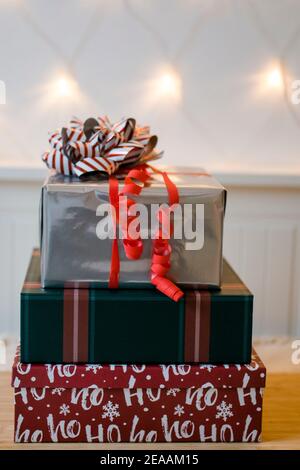 Weihnachten, Geschenke mit einer Schleife vor einem Vorhang aus Lichtern, Weihnachtsstimmung Stockfoto
