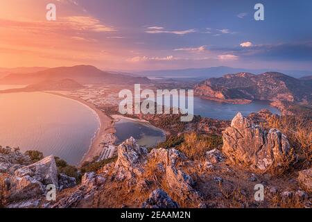 Atemberaubender Panoramablick von der Spitze des Berges auf die blaue Bucht und Lagune in der Nähe der Stadt Dalyan in der Türkei. Berühmte mediterrane Resorts und Th Stockfoto