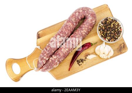 Hausgemachte Schweinefleisch getrocknete Wurst auf weißem Hintergrund. Studio Foto Stockfoto