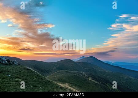 Sommer Sonnenuntergang in den Hügeln Stockfoto