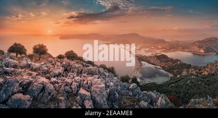 Farbenprächtiger und majestätischer Sonnenuntergang über einer kleinen Bucht im Mittelmeer in der Türkei. Blick vom Aussichtspunkt Iztuzu in der Nähe der Stadt Dalyan auf Th Stockfoto