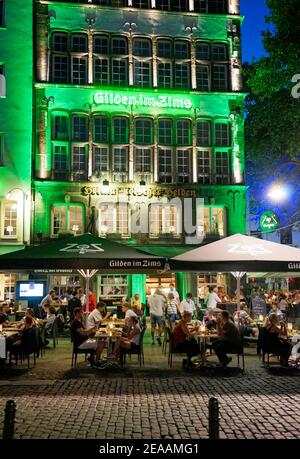 Deutschland, Nordrhein-Westfalen, Köln, Altstadt, Heumarkt, Brauhaus Gilden im Zims, Restaurant 'Gilden im Zims', Restaurantterrasse, Gäste, abends Stockfoto