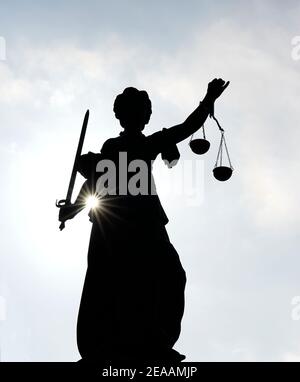 Deutschland, Hessen, Frankfurt, Altstadt, Römerberg, Justizbrunnen, Justitia, Silhouette Stockfoto