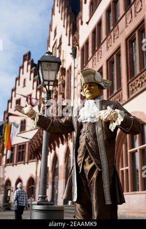 Deutschland, Hessen, Frankfurt, Altstadt, Römerberg, Rathaus, Römer, Straßenkünstler in historischer Kleidung, unbeweglich posieren Stockfoto