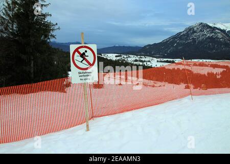 Winterwanderung am Wildensee bei Mittenwald, Werdenfelser Land, Oberbayern, Bayern, Süddeutschland, Deutschland, Europa Stockfoto