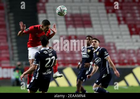 Lissabon, Portugal. Februar 2021, 8th. Gilberto von SL Benfica (L) in Aktion während des Fußballspiels der Portugiesischen Liga zwischen SL Benfica und FC Famalicao am 8. Februar 2021 im Luz-Stadion in Lissabon, Portugal. Quelle: Pedro Fiuza/ZUMA Wire/Alamy Live News Stockfoto