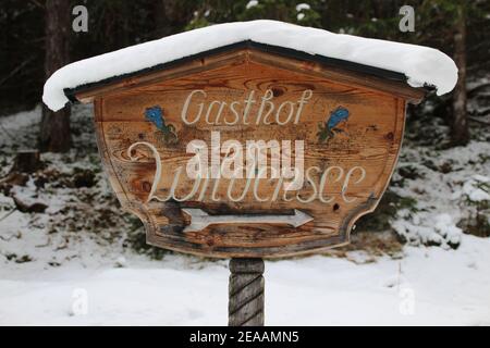 Winterwanderung am Luttensee bei Mittenwald, Werdenfelser Land, Oberbayern, Bayern, Süddeutschland, Deutschland, Europa, Wegweiser zum Gasthof Wildensee Stockfoto