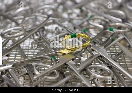 Chirurgische Instrumente In Der Schale. Für Die Erneute Verarbeitung Angeordnet. Selektiver Fokus Auf Goldener Ring. Stockfoto