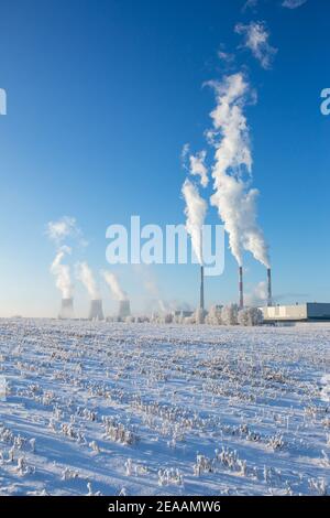 Wärmekraftwerk mit Rauchrohren im Winter Stockfoto