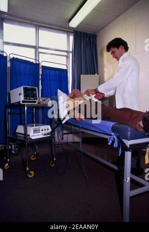 Herzgeräte - Defibrillator im Einsatz im Slough General Hospital Stockfoto
