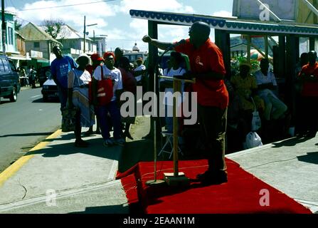Basseterre St. Kitts Labour-Politiker auf dem Roten Teppich - Wahlen Stockfoto
