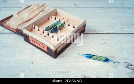 Nahaufnahme von alten blauen Cyanid-Ampullen mit grünen Aufklebern in einer alten pharmazeutischen Box. Übersetzung: hg Cyanid-Ampullen. Retro-Stil. Ehemaliger Pharmac Stockfoto