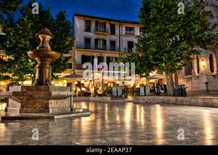 Beleuchteter Platz vor der Kirche, Sóller Stockfoto