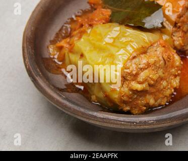 Paprika gefüllt mit Hackfleisch mit Fleisch und Reis In Tomatensauce Stockfoto