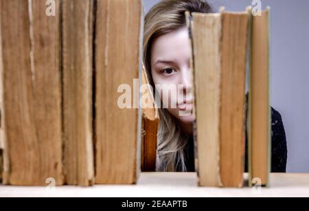 Portrait eines Studenten, der in der Bibliothek studiert Stockfoto