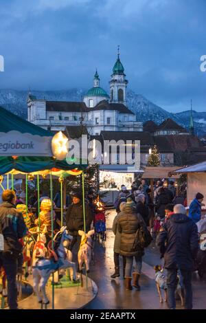 Weihnachtsmarkt in Solothurn mit St. Ursen Dom Stockfoto