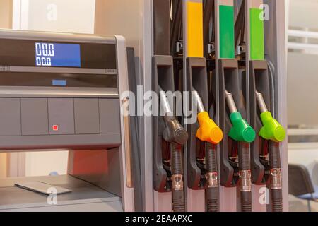 Moderne Füllmaschinen-Düsen an der Tankstelle Stockfoto