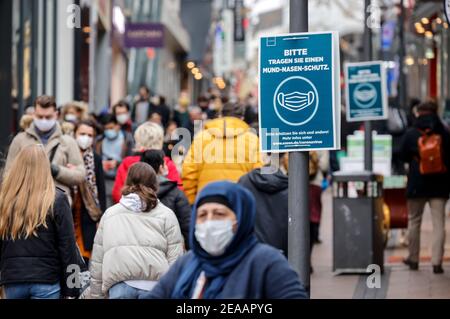 Essen, Ruhrgebiet, Nordrhein-Westfalen, Deutschland - Essener Innenstadt in Zeiten der Koronakrise während des zweiten Teils der Sperre, viele Passanten mit Schutzmasken beim Weihnachtseinkauf in der Limbecker Straße am Samstag vor der harten Sperre, Hinweisschild BITTE MUND- UND NASENSCHUTZ tragen, In der Essener Fußgängerzone gibt es keine Pflicht, eine Maske zu tragen, sondern nur eine Empfehlung, eine Maske zu tragen. Stockfoto