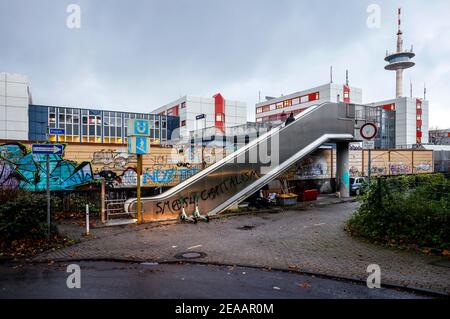 Essen, Ruhrgebiet, Nordrhein-Westfalen, Deutschland - Stadtansicht entlang der Autobahn A40 in der Essener Innenstadt, an der U-Bahn-Station Savignystraße mit Blick auf das ETEC-Gebäude Essener Technologie- und Entwicklungszentrum und den Essener Fernsehturm. Stockfoto