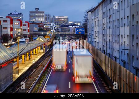 Essen, Ruhrgebiet, Nordrhein-Westfalen, Deutschland - während der Hauptverkehrszeiten fahren Lkw und Autos auf der Autobahn A40 in die Essener Innenstadt. Stockfoto