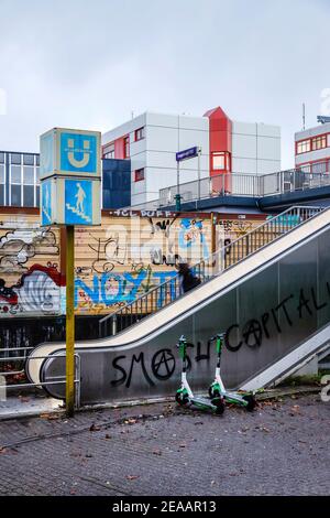 Essen, Ruhrgebiet, Nordrhein-Westfalen, Deutschland - Stadtansicht entlang der Autobahn A40 in der Essener Innenstadt, an der U-Bahnstation Savignystraße mit Blick auf das ETEC-Gebäude des Essener Technologie- und Entwicklungszentrums. Stockfoto