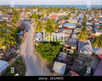 Luftaufnahme auf Township Poor Houses Favelas in Paje Dorf, Sansibar, Tansania, Afrika Stockfoto