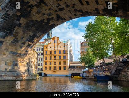 Blick auf den Arch von der Karlsbrücke in Prag von unten Stockfoto