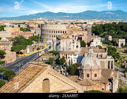 Kolosseum und der Basilika Santi Giovanni e Paolo in Rom Stockfoto