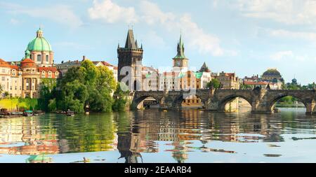 Berühmte Prager Karlsbrücke über die Moldau bei Sonnenuntergang Stockfoto
