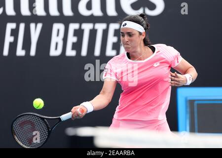 Melbourne, Australien. Februar 2021, 8th. 27th Seed ons JABEUR aus Tunesien im Einsatz gegen Andrea PETKOVIC aus Deutschland in einem ersten Runde Spiel der Australian Open 2021 auf Rod Laver Arena, in Melbourne, Australien. Sydney Low/Cal Sport Media. Kredit: csm/Alamy Live Nachrichten Stockfoto