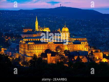 Beleuchtete Budavari Palace in Budapest im Sommer Sonnenuntergang Stockfoto