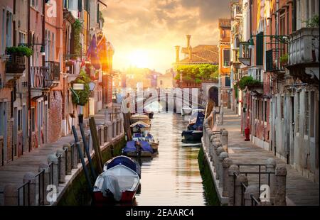 Motorboote und alte Häuser in Venedig, Italien Stockfoto