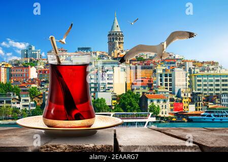 Kaffee- und Galata Turm in das Goldene Horn Bucht, Türkei Stockfoto