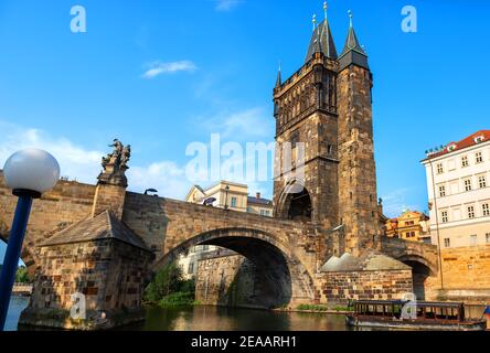 Staromestska Turm und die Karlsbrücke über die Moldau in Prag Stockfoto