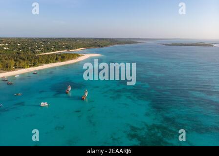 Luftaufnahme von hölzernen Segelbooten in der Nähe von Wide White Coastal Beach Line in Kendwa Dorf, Sansibar Stockfoto